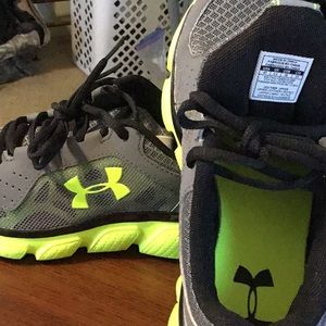 Under Armour Sneakers. USA size: 4Youth.
